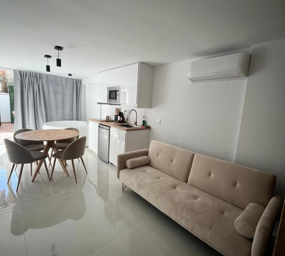 Suite Playamar Con Jacuzzi Torremolinos Spain
